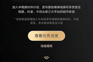 ?一位穿皇马球衣的小球迷和梅西开心合影~